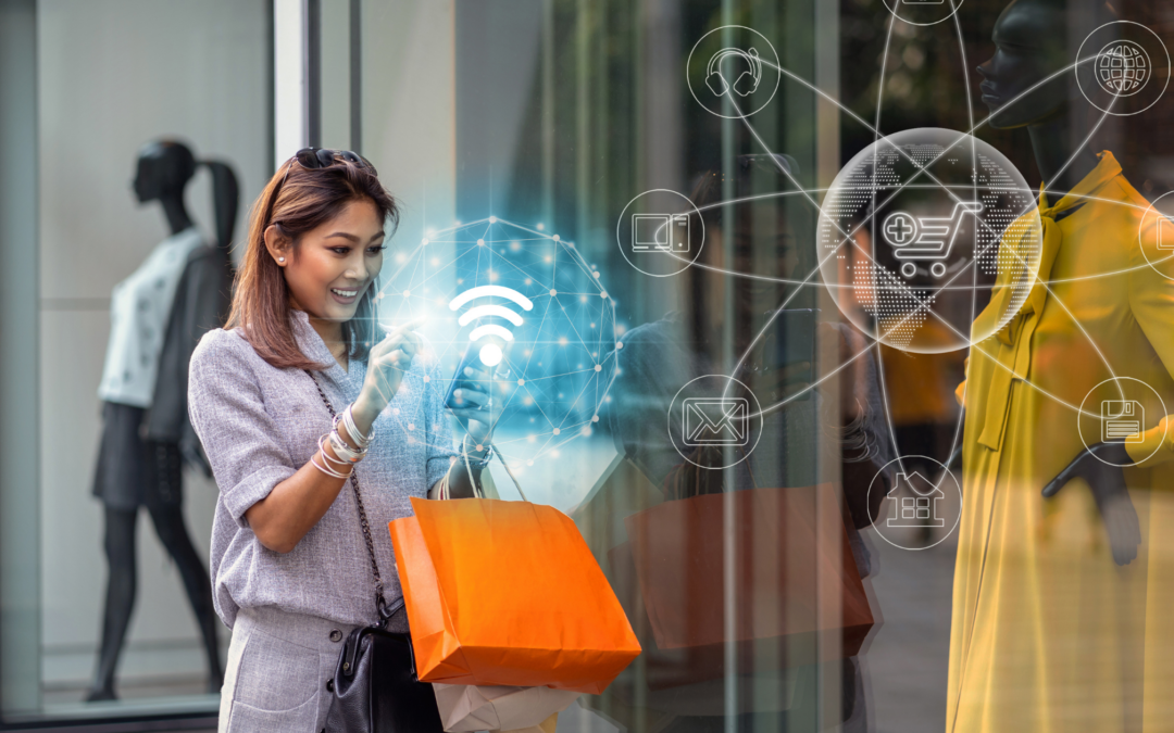 Mujer viendo su celular en la era omnicanal