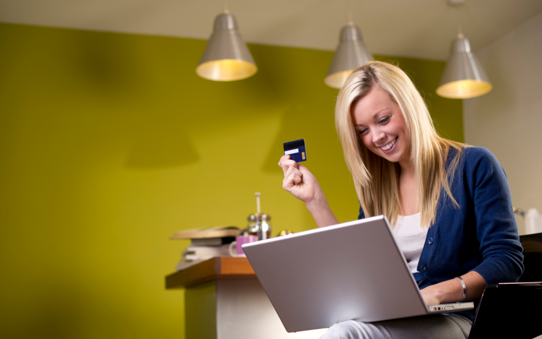 Mujer comprando el línea