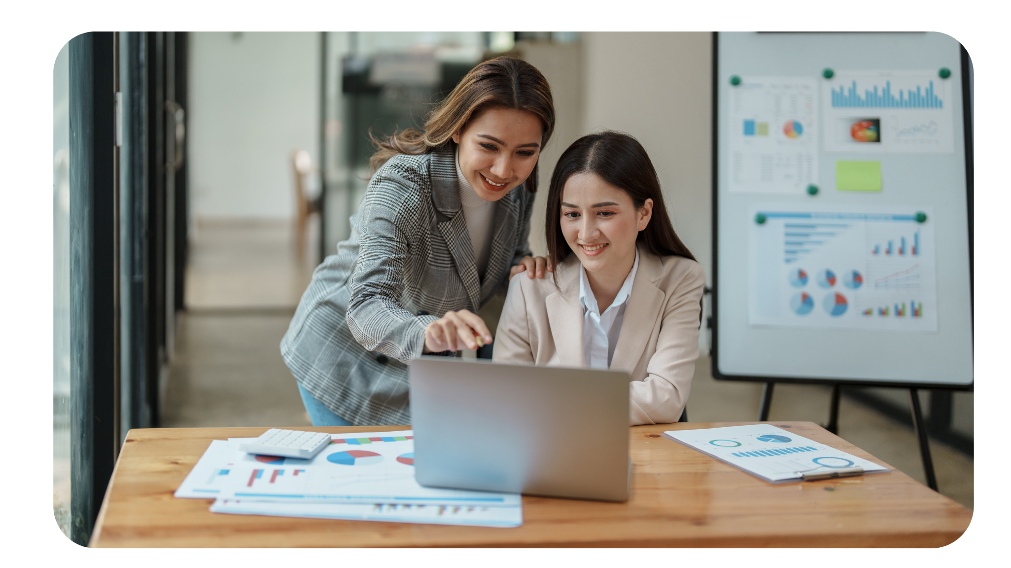 Dos personas haciendo una investigación de mercados