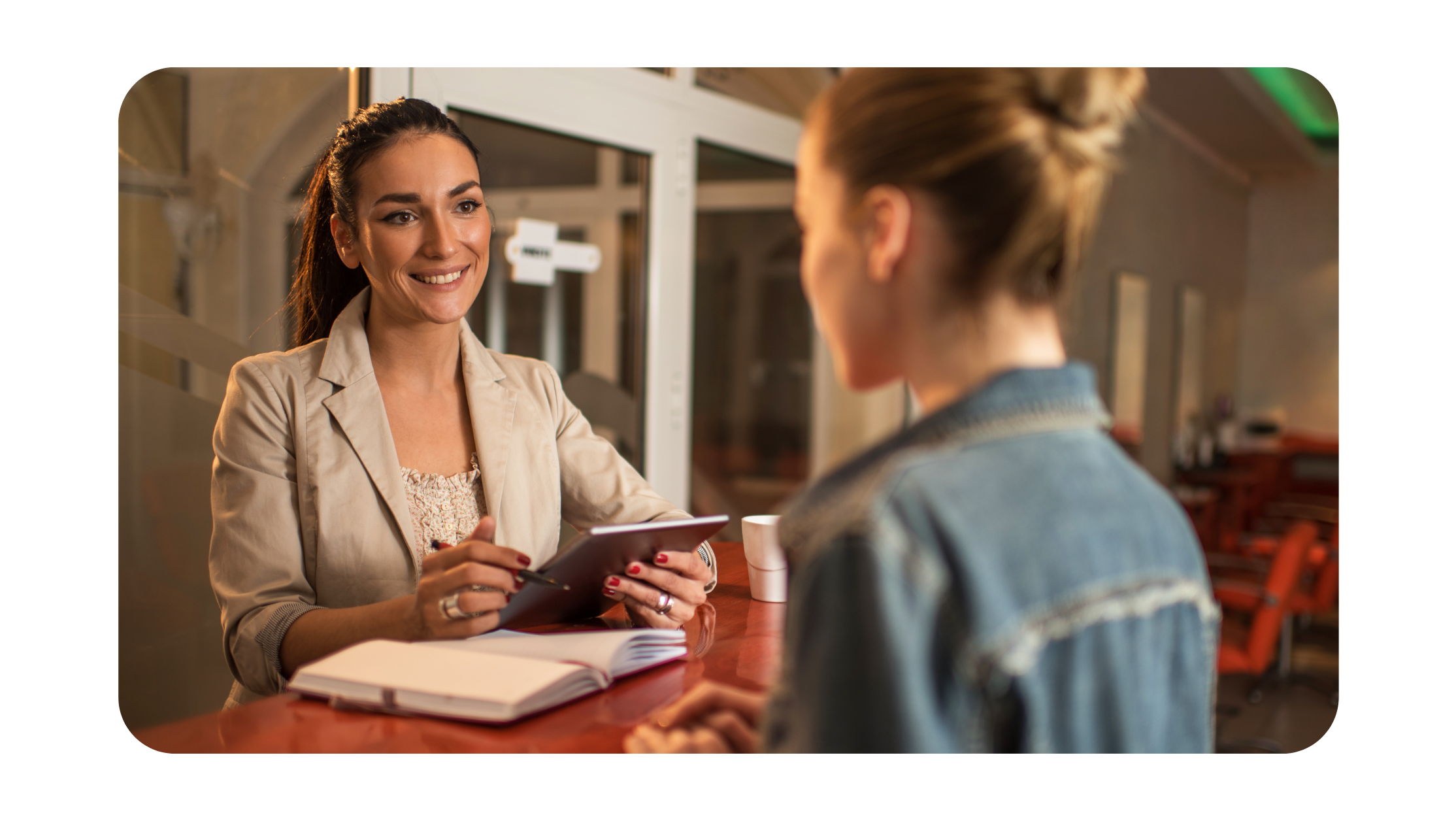 Personal recolectando feedback en tiempo real a cliente