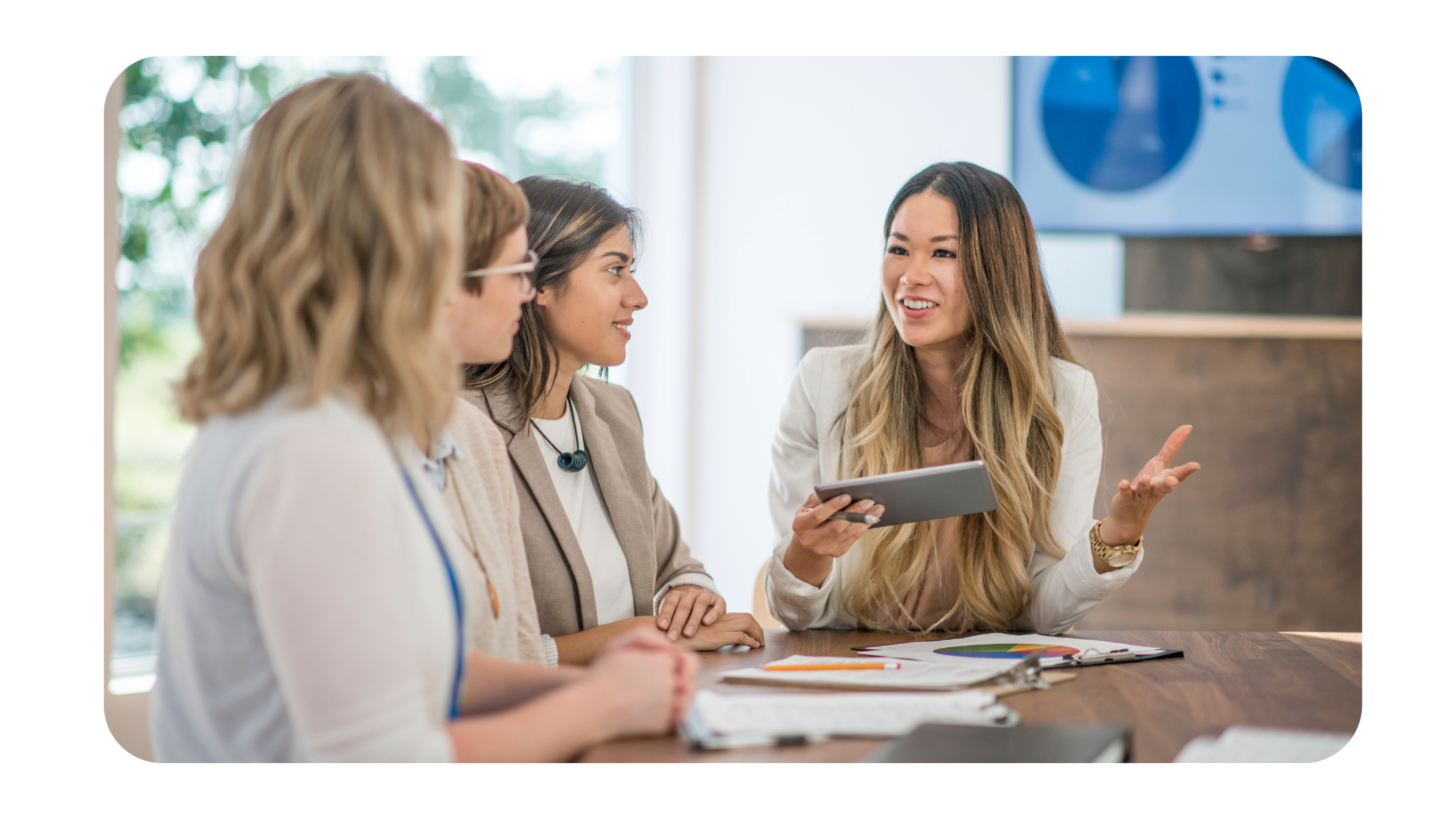 Equipo realizando una investigación de mercados