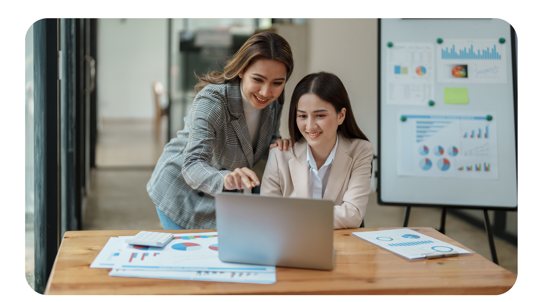 Personal analizando a través de informes automáticos