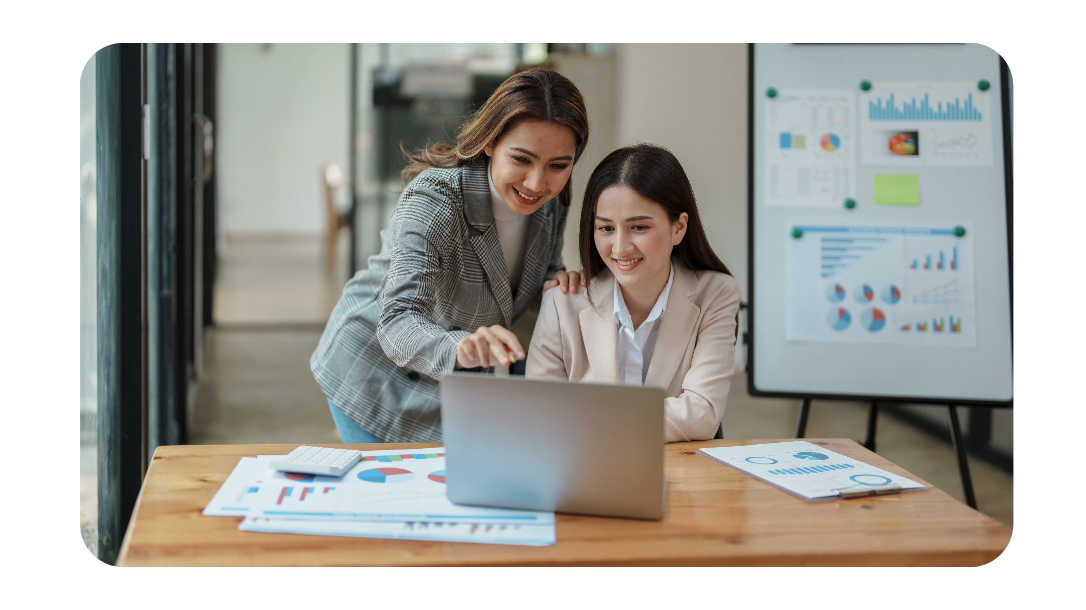 Empresarias viendo resultados en tiempo real