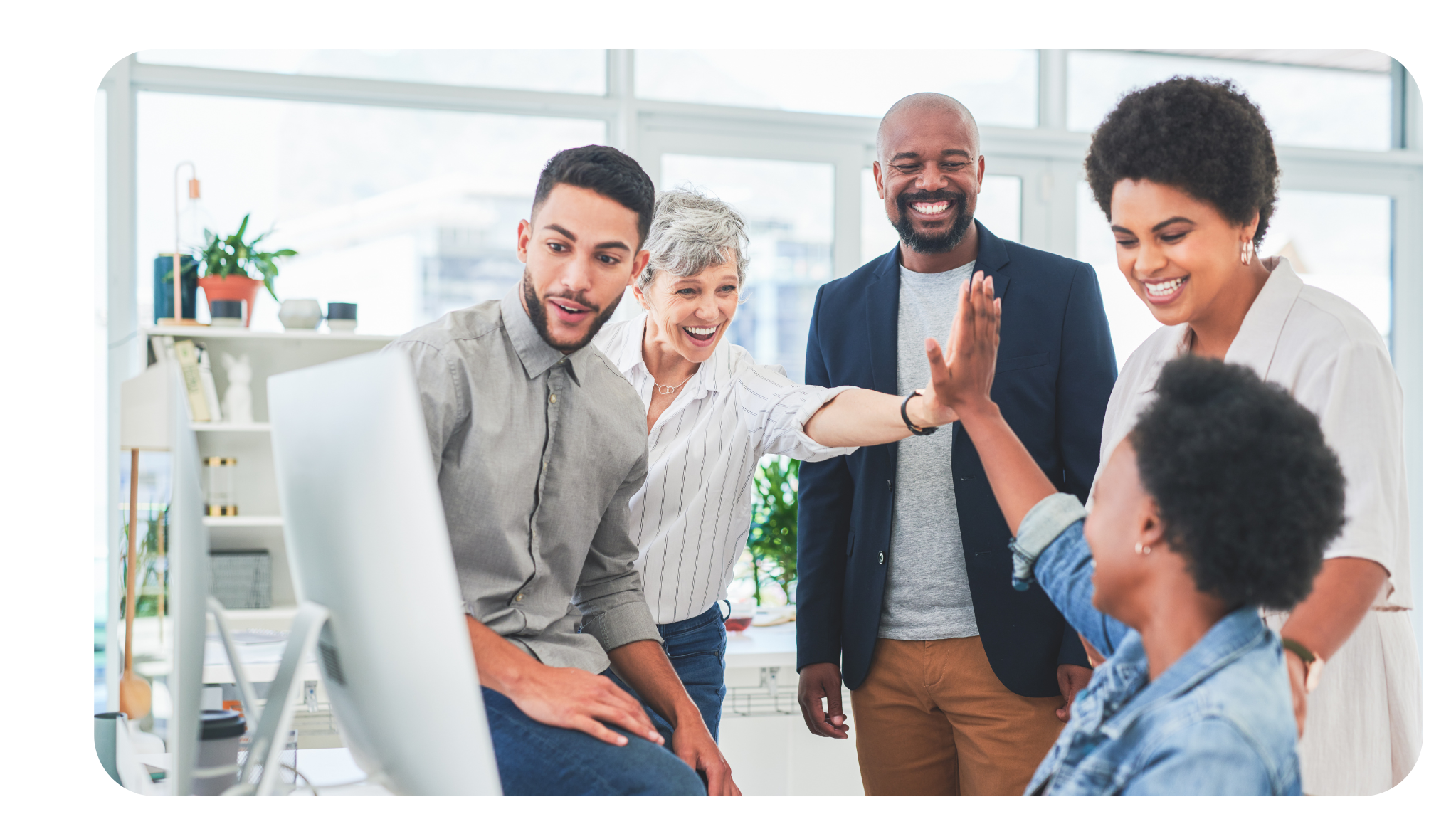 Equipo de experiencia del cliente feliz de ver buenos resultados de encuestas.