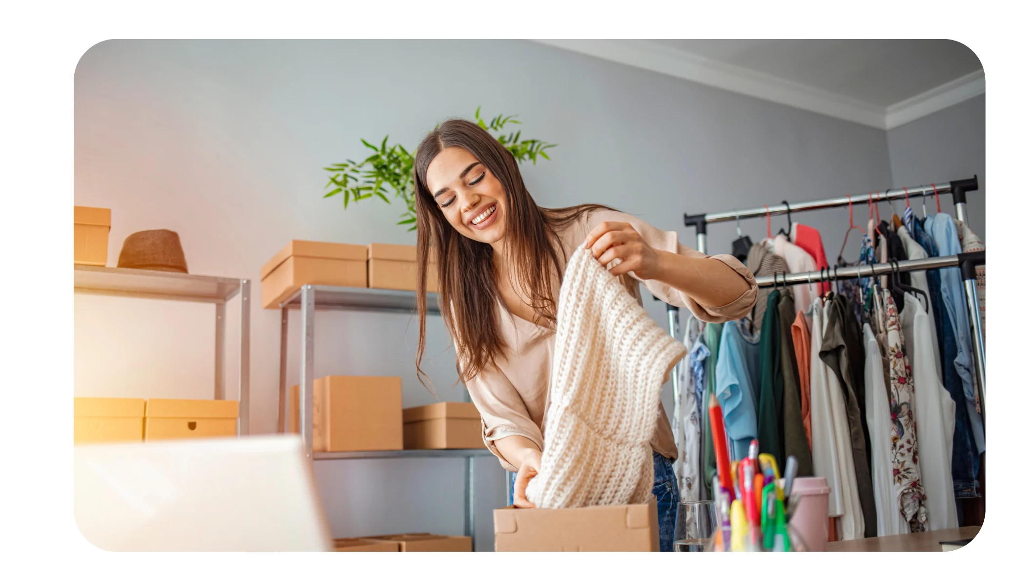 Empleada ofreciendo un excelente servicio al cliente online. 