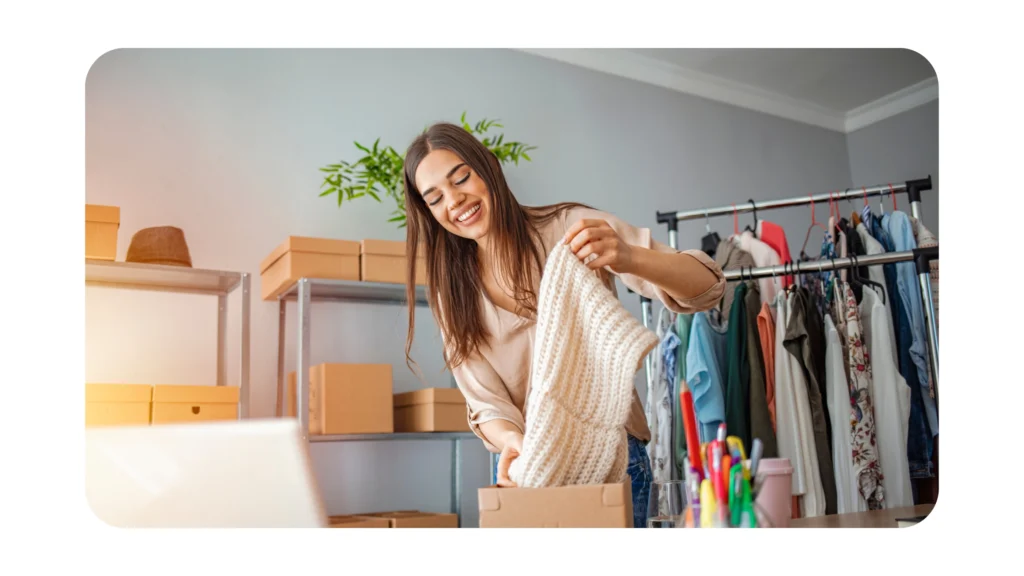 Mujer ofreciendo una buena experiencia a sus clientes
