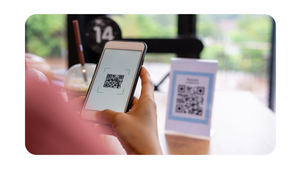 Códigos QR en oficinas para medir satisfacción en el trabajo.