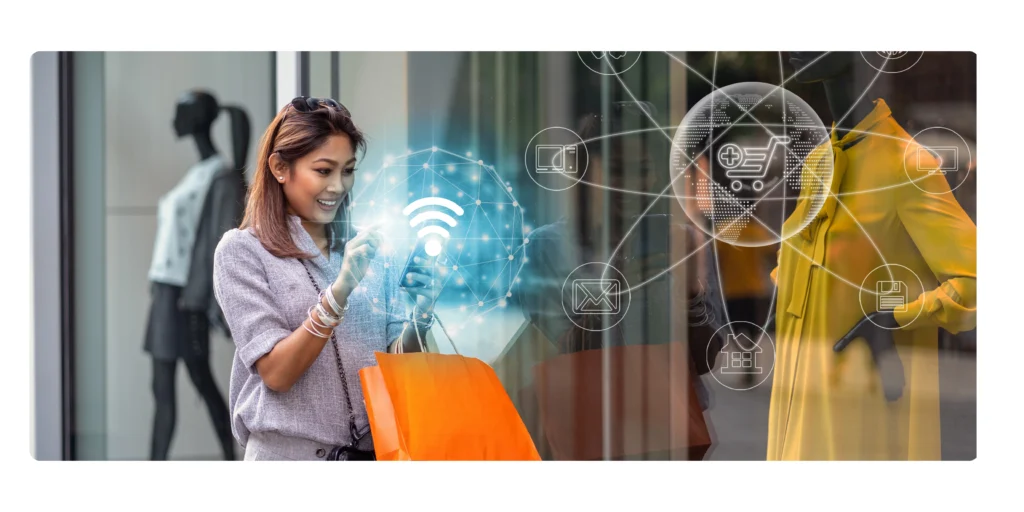 Mujer viendo tienda online y física al mismo tiempo